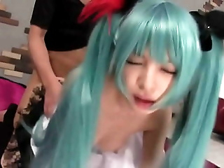 Comendo a novinha de Costume play da Miku